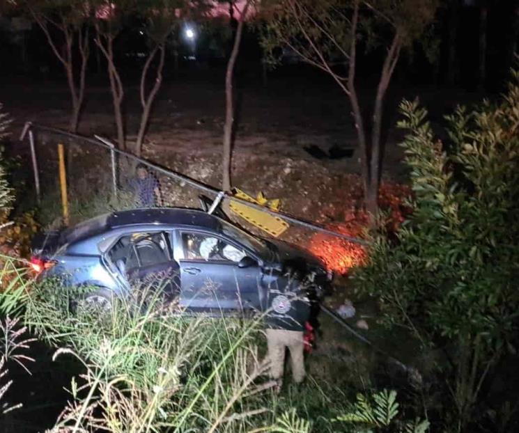Se vuelca auto en la Carretera Nacional
