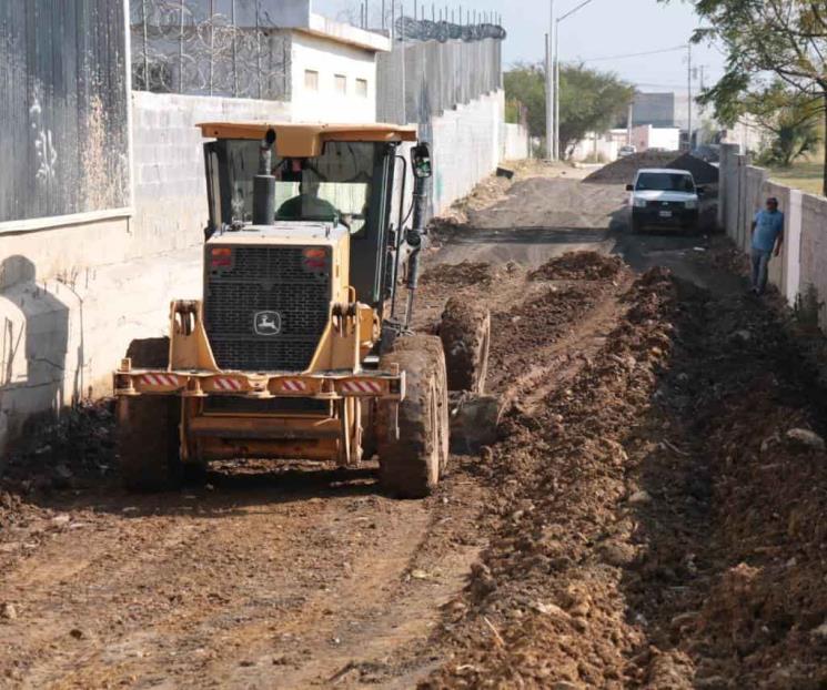 Rehabilitan caminos en Juárez