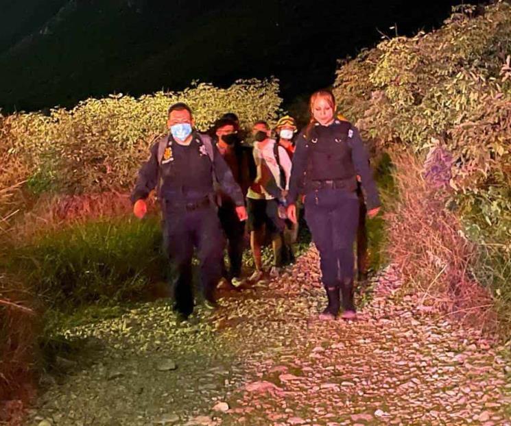 Rescatan a 3 menores en cerro