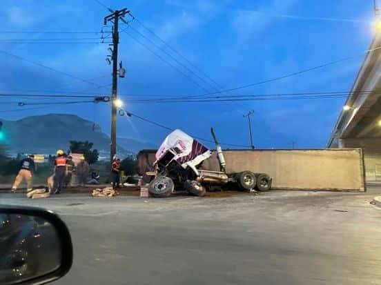 Cae tráiler de puente