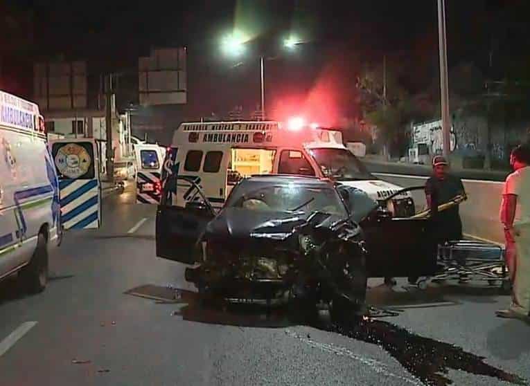Dos lesionados dejó la madrugada de ayer el estrellamiento de un auto contra la base de un señalamiento