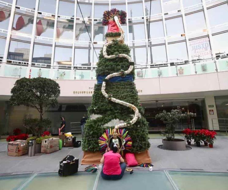 Árbol de Navidad con penachos causa polémica