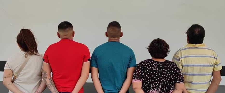 Los detenidos se ubican en lugares de mayor afluencia de personas, en donde uno de ellos se encarga de motivar a los ciudadanos a realizar apuestas, mediante el juego de “la bolita”,