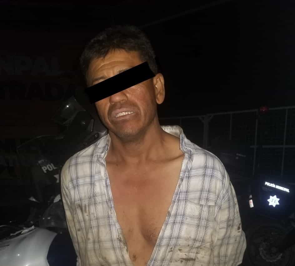 Detenido antes de poder retirarse con una mezcladora de concreto que ya llevaba en su camioneta