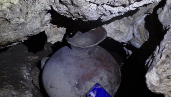 Hallan vasijas mayas dentro de cueva en QR