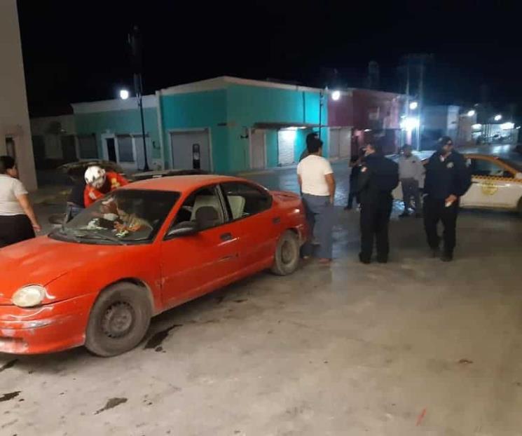 Sale mujer herida en choque