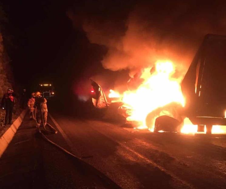 Se incendia tráiler en Ciénega de Flores