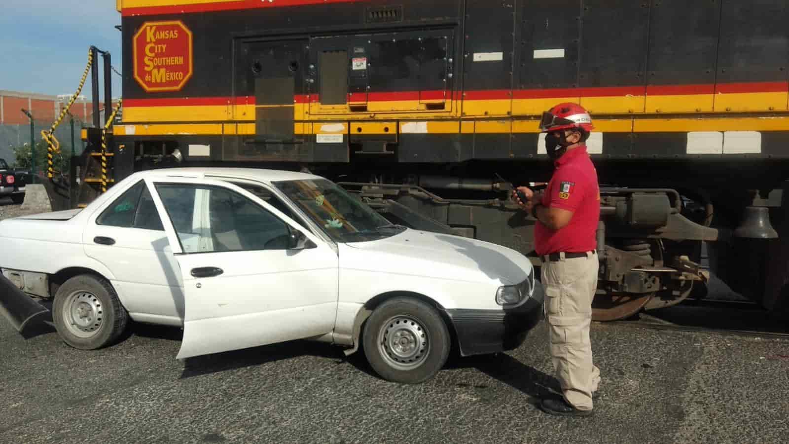 Con una crisis nerviosa terminó el conductor de un vehículo luego de ser chocado por el tren