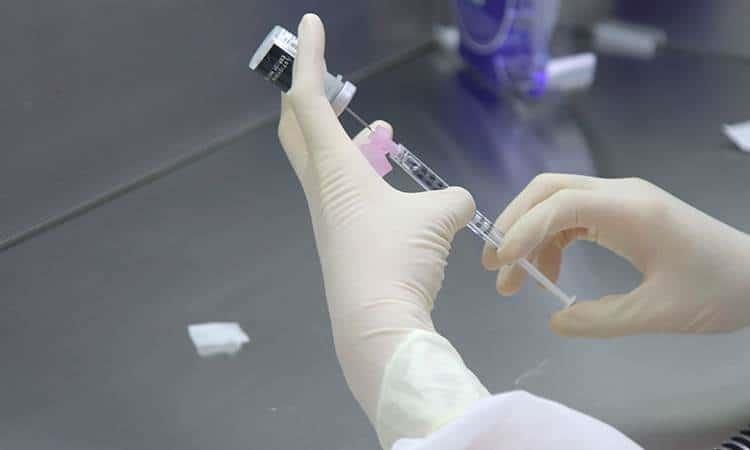 Combinar Pfizer o Astra con Moderna ofrece más protección