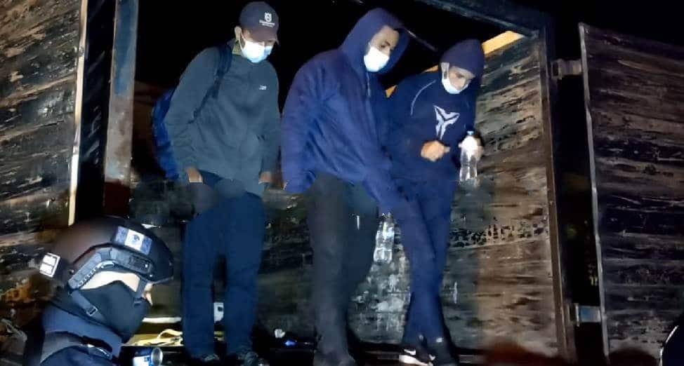 Abandona pollero a migrantes