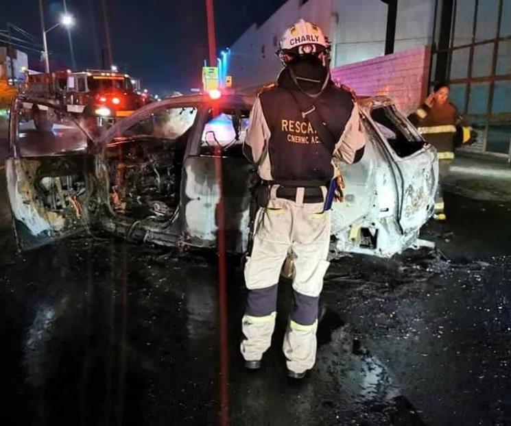 Choca y se incendia su auto