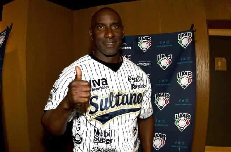 Presentan Sultanes a Roberto Kelly