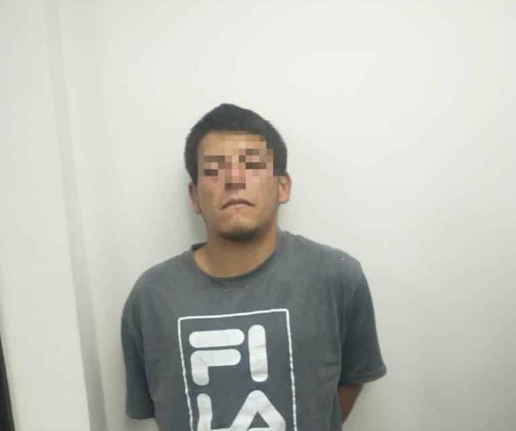 Arrestan a hombre por atacar con piedras a unidad policiaca Arrestan a hombre por atacar con piedras a unidad policiaca