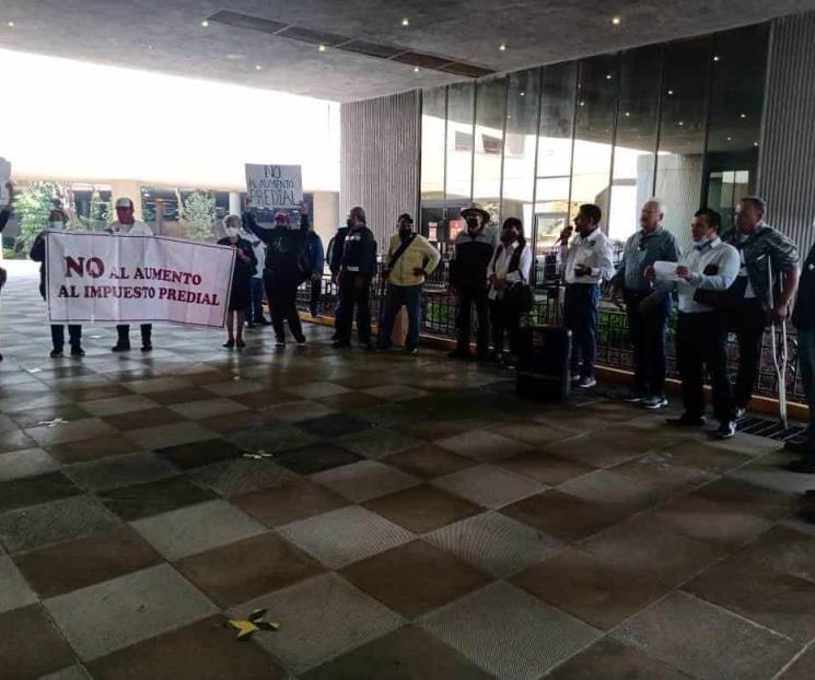 Protestan morenistas contra aumento a los prediales