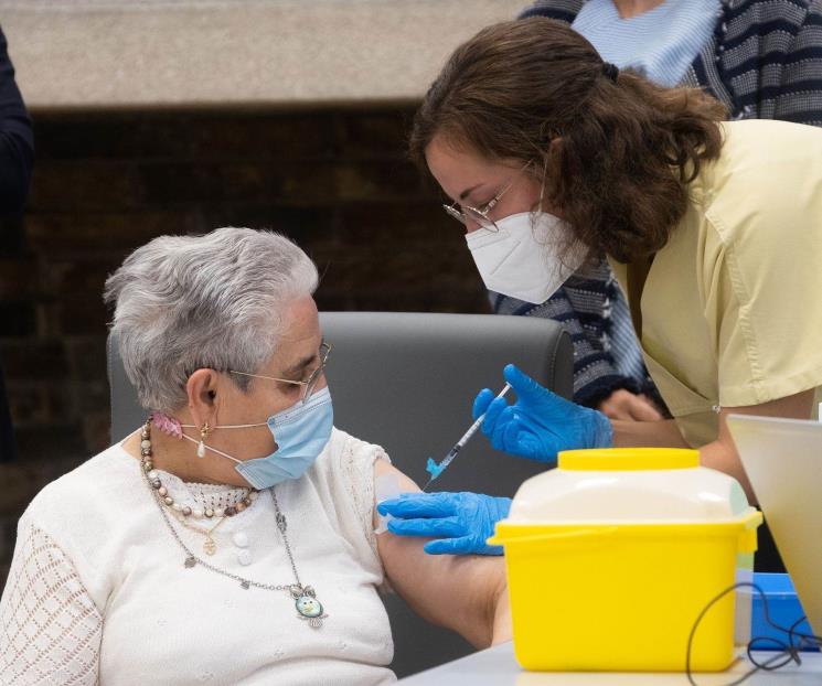 Reciben adultos mayores tercera dosis de refuerzo