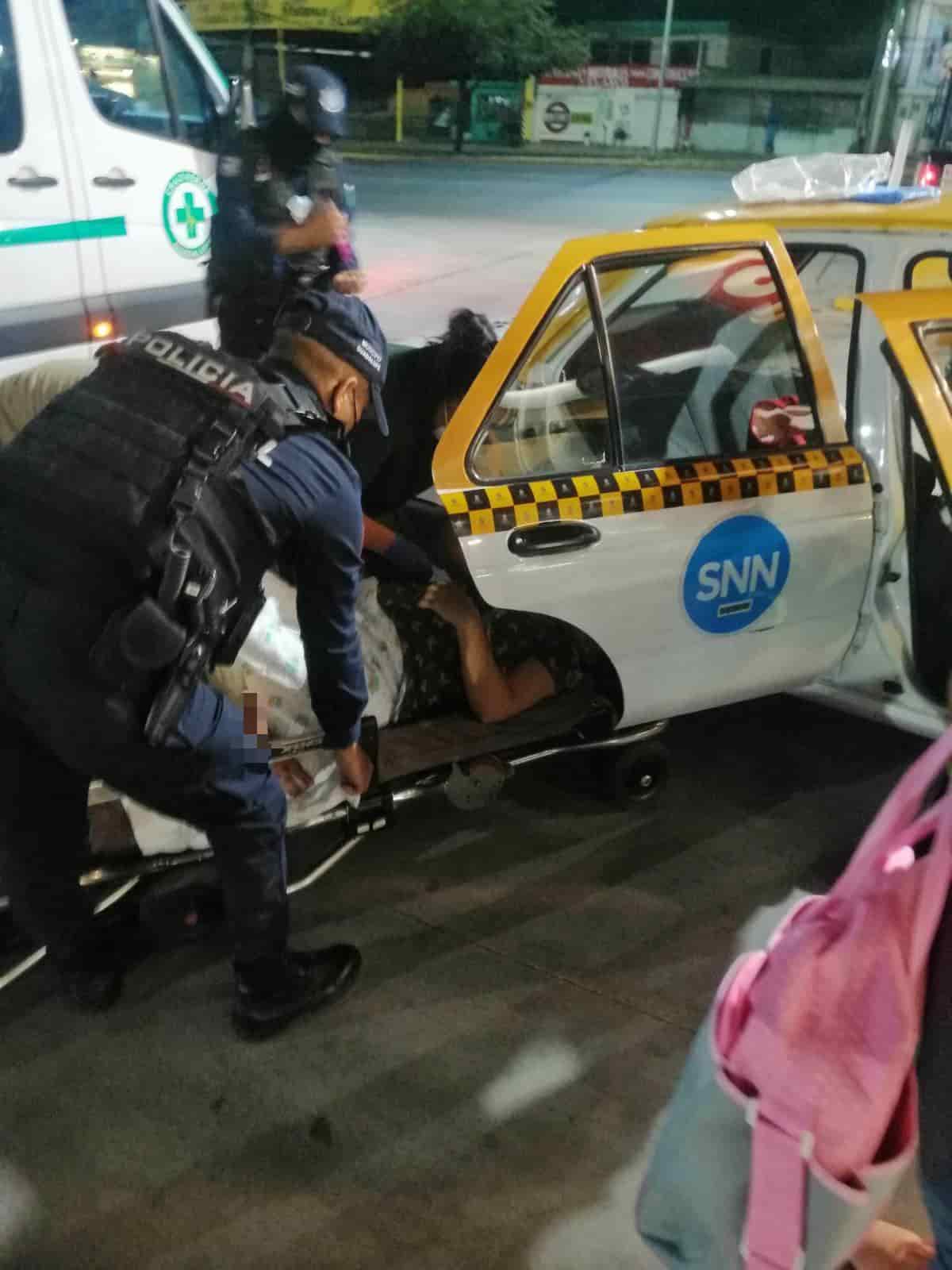 Una mujer hizo labor de parto a bordo de un taxi, donde nació una niña.