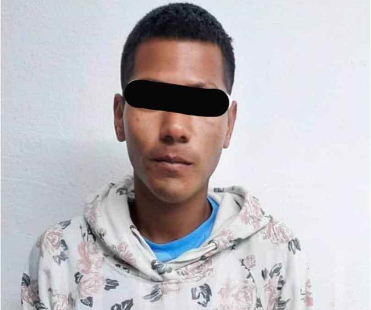 Detienen a hombre por robo de cable de postes de luz