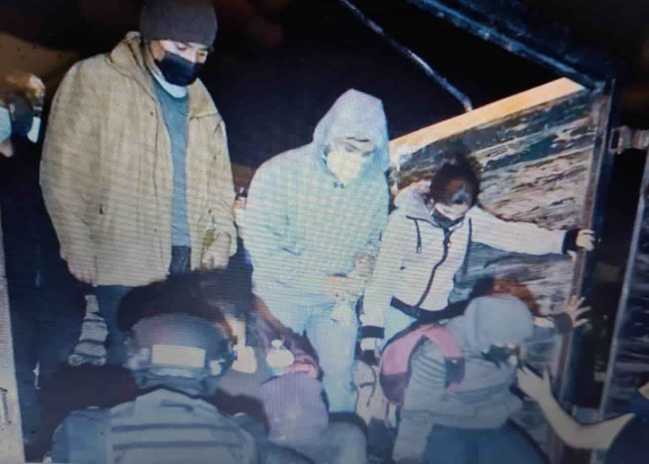 Rescataron a un grupo de migrantes, que fueron abandonados a bordo de un camión