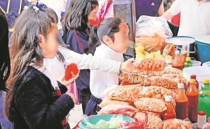Prohibirán venta de comida chatarra en escuelas