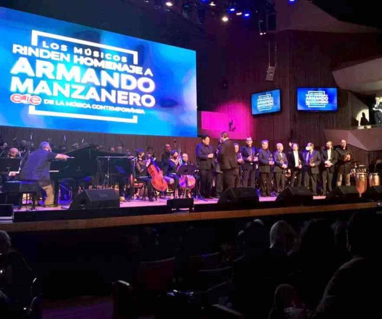 Manzanero recibe emotivo homenaje