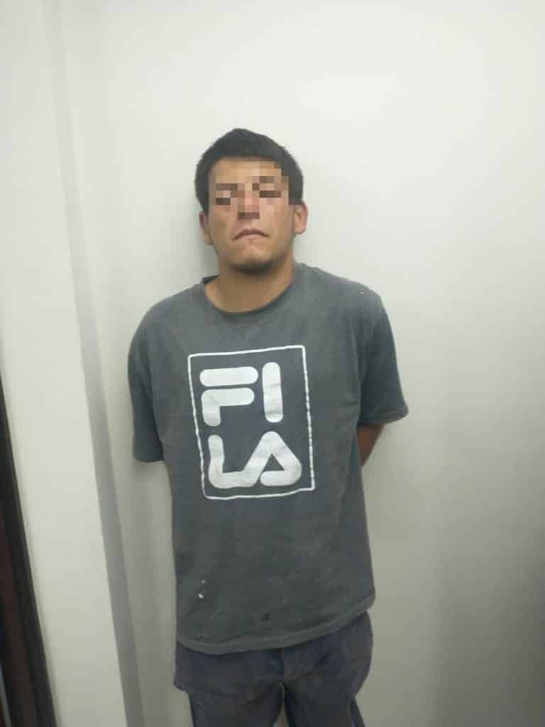 Detenido después que atacara con piedras, una unidad policiaca