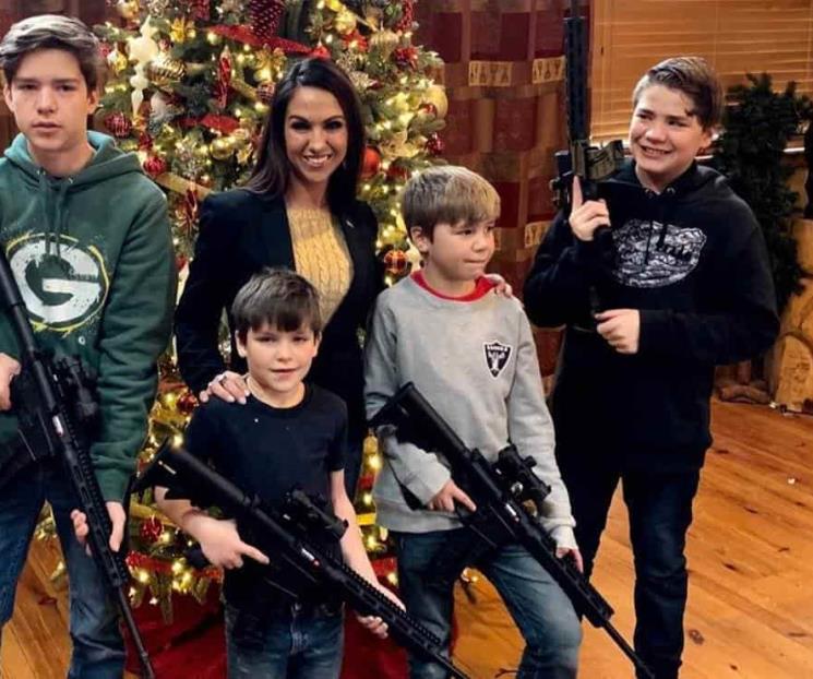 Otra congresista de EU publica foto de sus hijos armados