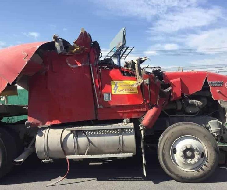 Cae rollo de acero de tráiler y aplasta vehículo