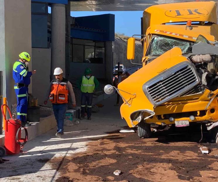 Deja choque de tráileres dos lesionados