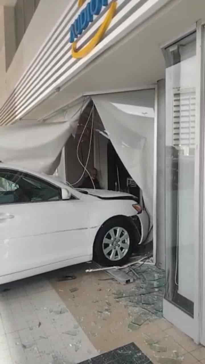 Se mete a negocio con todo y auto