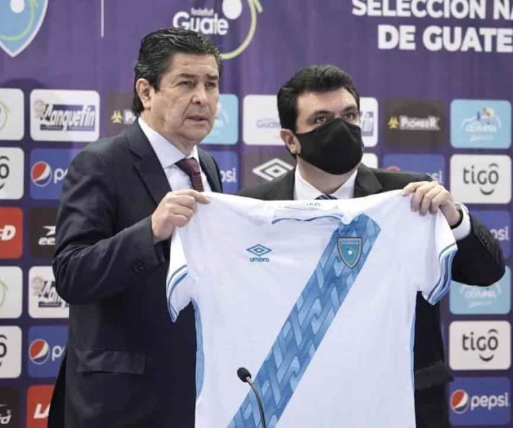 Presenta Selección de Guatemala a Luis Fernando Tena