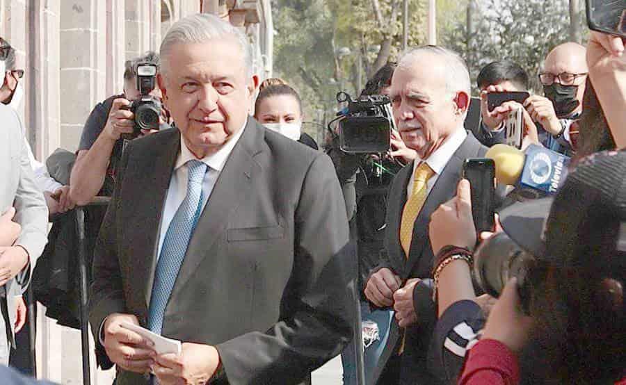 Acuerdan AMLO y empresarios discutir reforma eléctrica