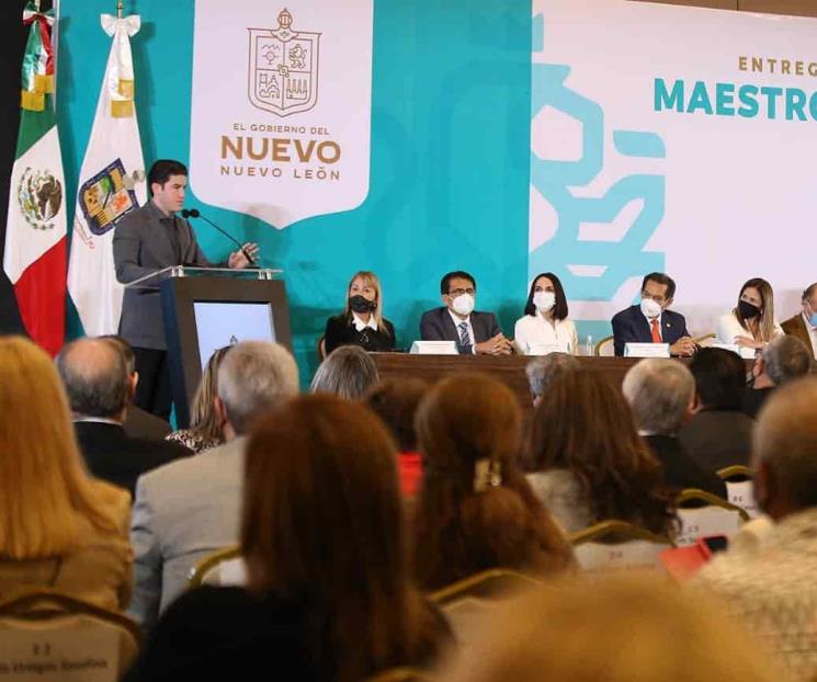 Entrega a 276 maestros medalla “Maestro Altamirano”.