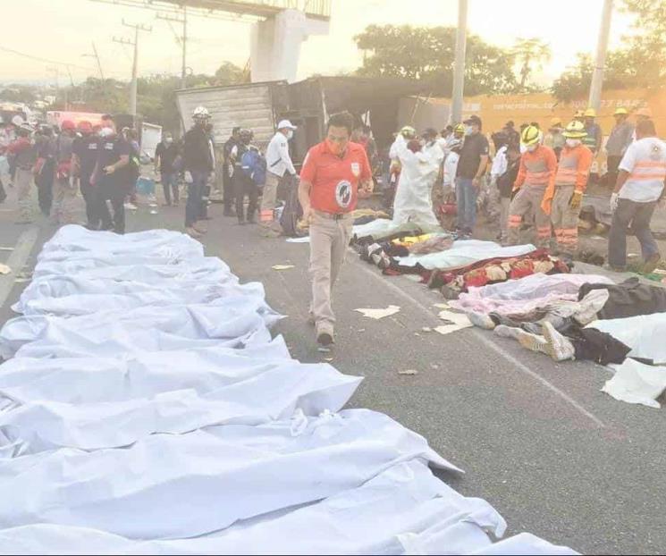 Mueren más de 50 migrantes al volcar tráiler en Chiapas