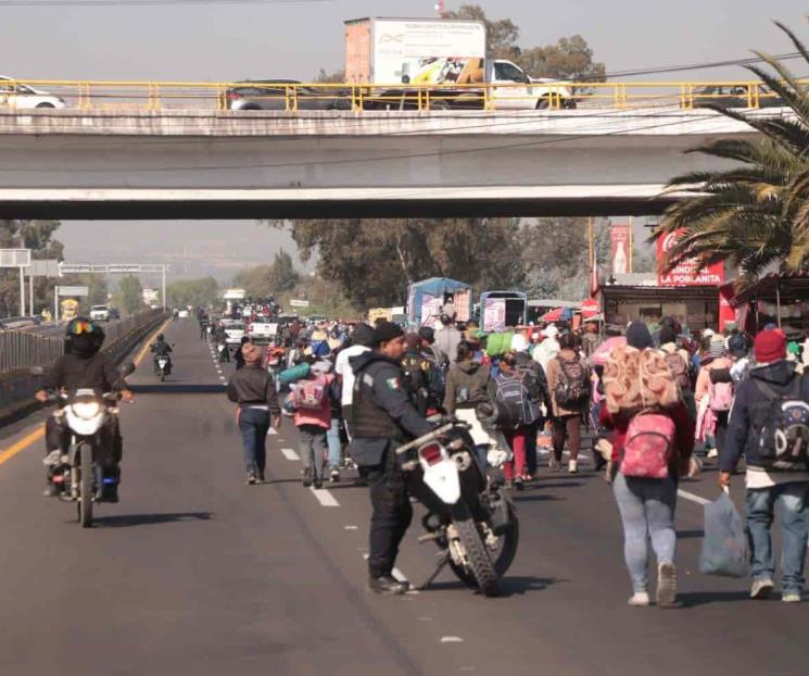 Atropella ahora camioneta del INM a dos migrantes