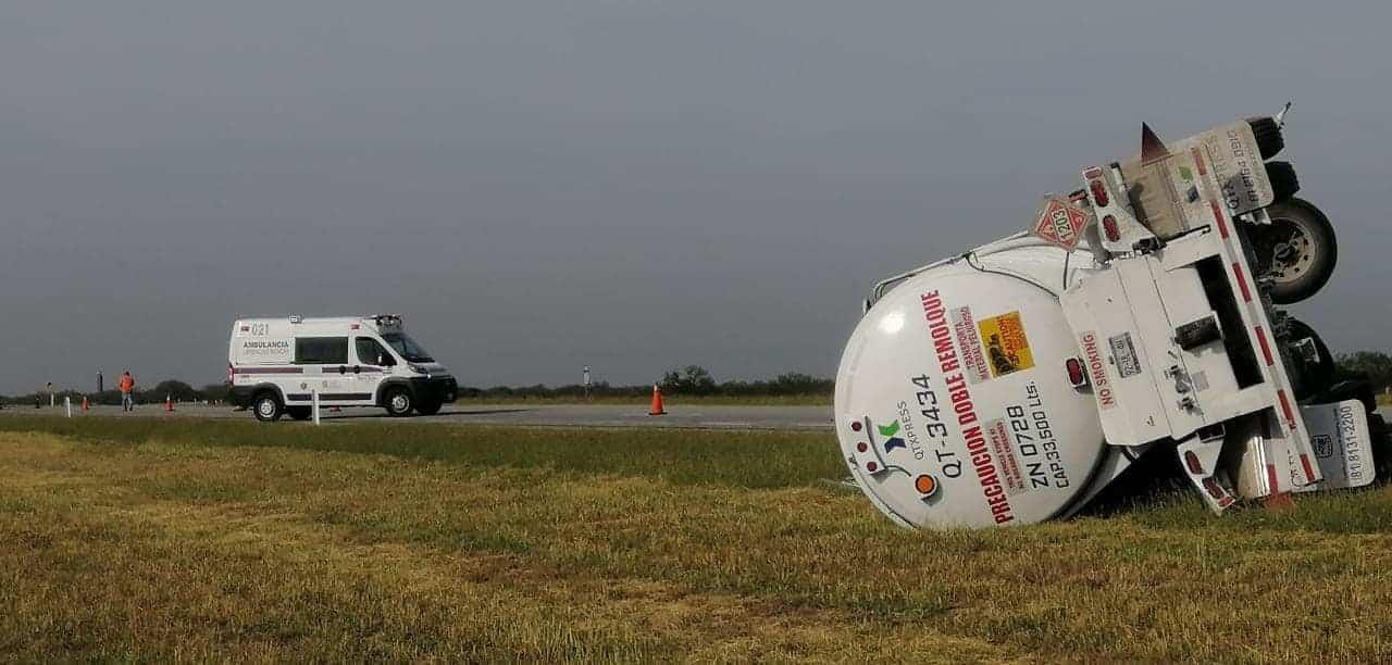 Vuelca autotanque repleto de gasolina