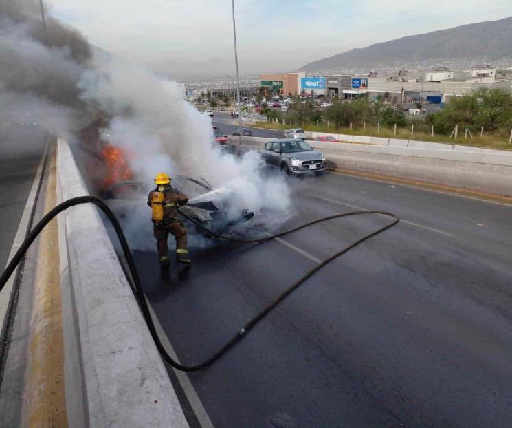 Estrella su auto y sufre histeria