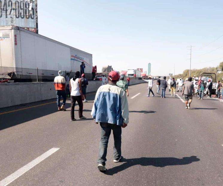 Detiene el tráfico el paso de caravana en la México-Puebla