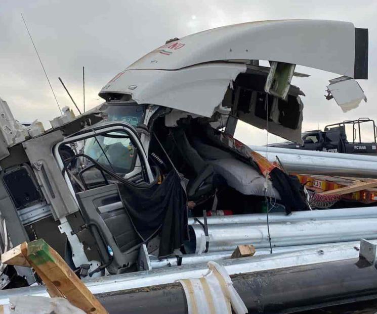 Muere trailero en choque en Anáhuac