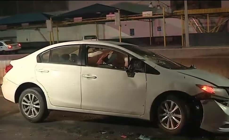 Conductor choca y abandona su vehículo