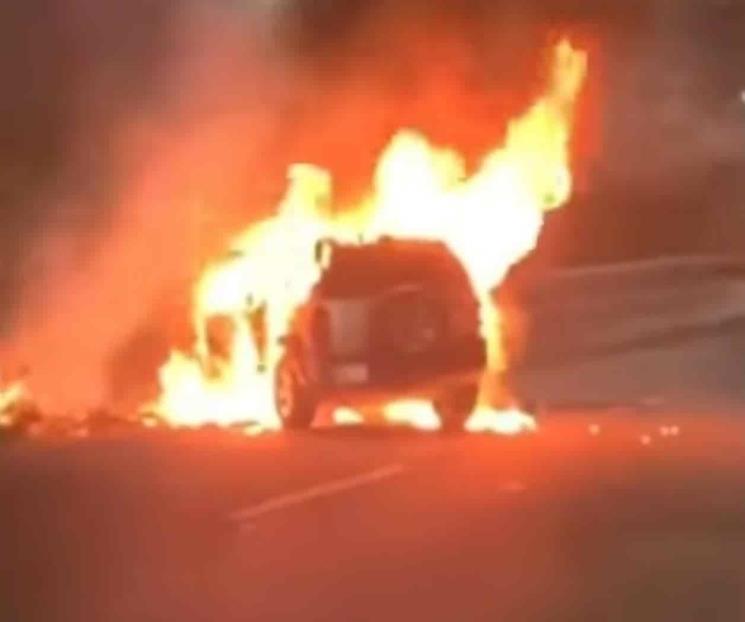 Mujer choca y se incendia su vehículo en Av.Morones Prieto