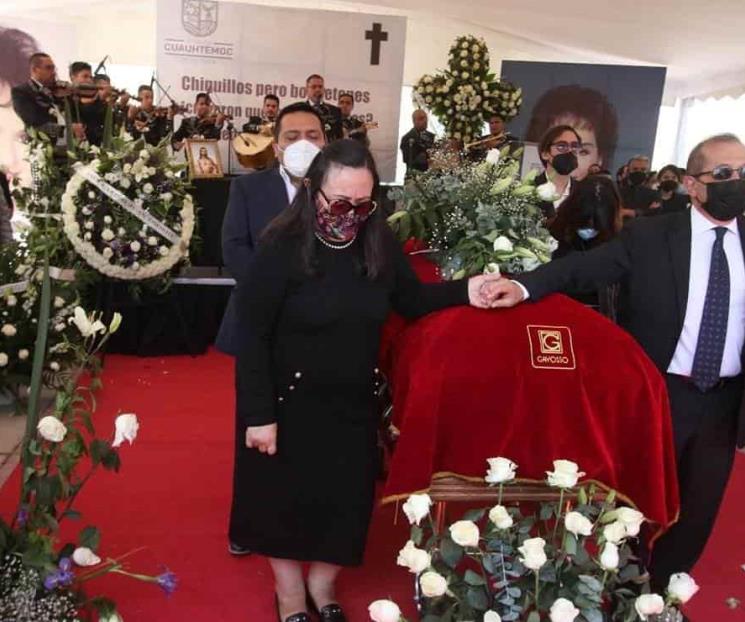 Rinden homenaje a Carmen Salinas en el Monumento a la Madre