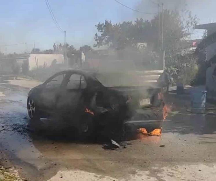 Arde automóvil en Cadereyta