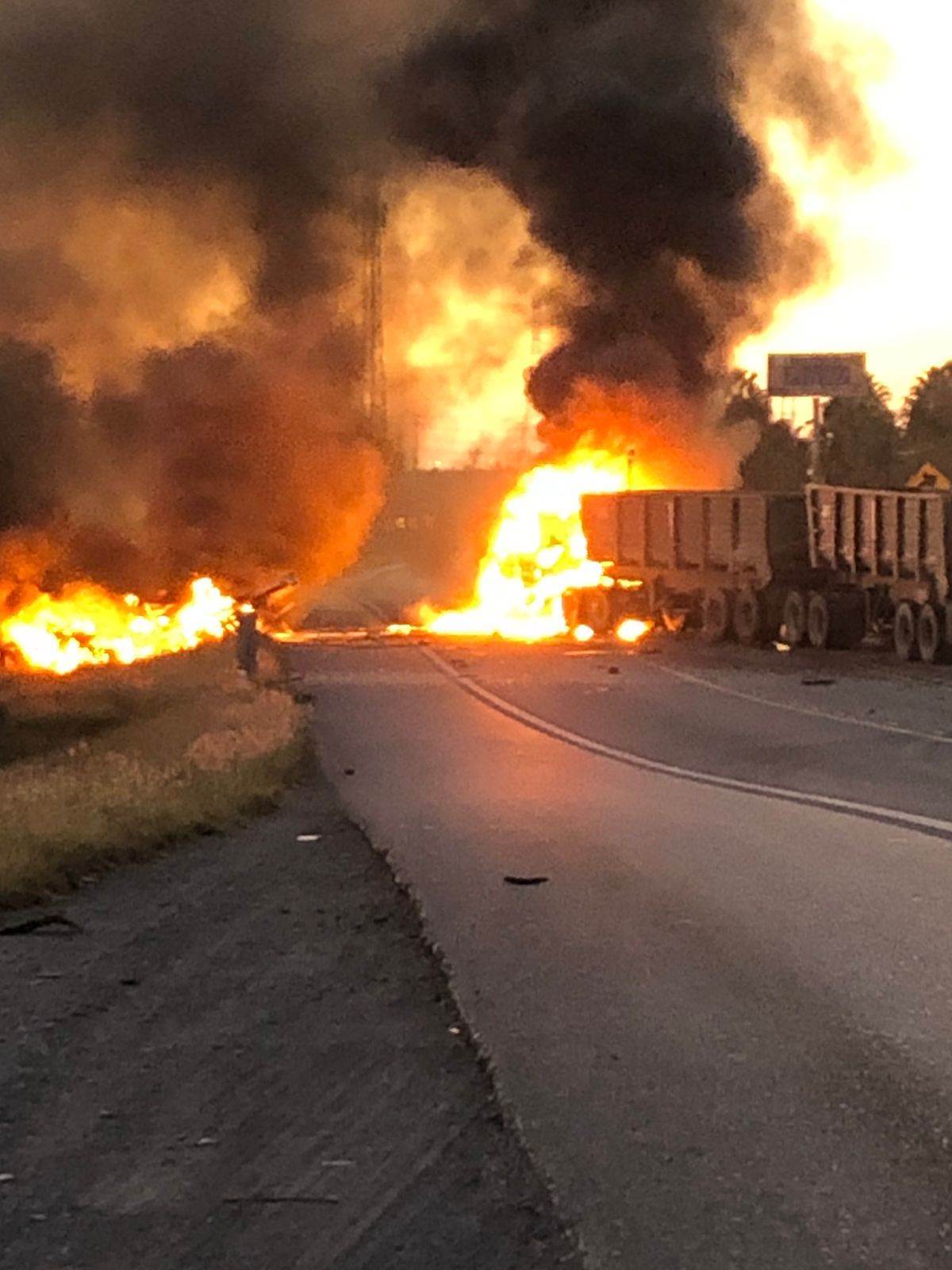 El choque e incendio de un vehículo pesado con una camioneta, dejó a dos personas sin vida