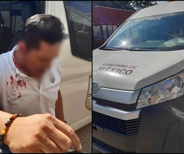 Golpean ‘polleros’ a un agente del INM