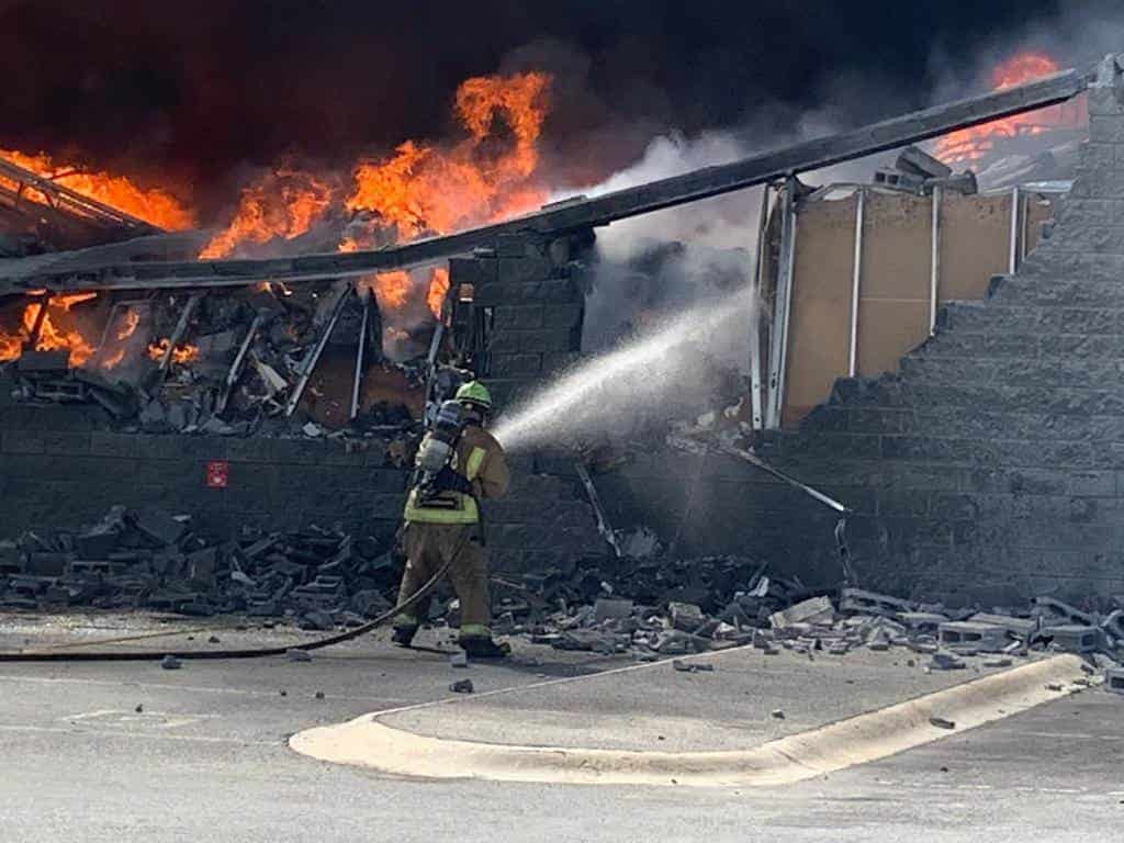 Registran el incendio de una fábrica en el Parque Industrial Diamante