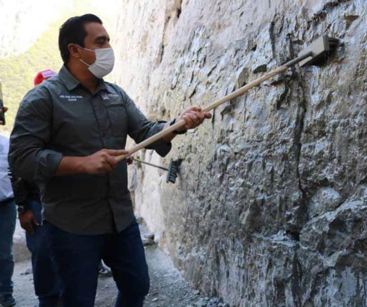 Retira Nava grafitti de paredes de La Huasteca