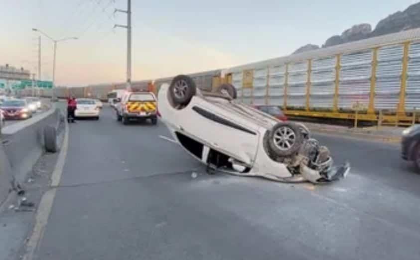 Impacta muro y vuelca