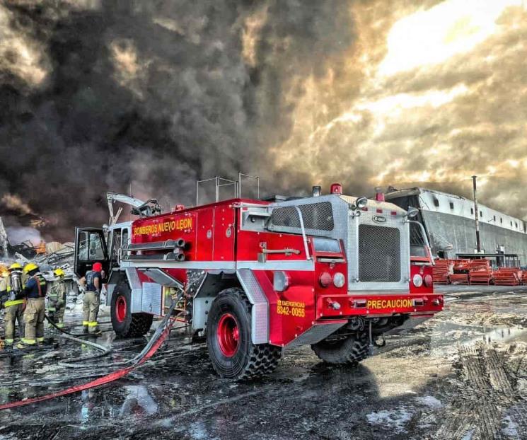 Se reaviva fuego en empresa de Santa Catarina