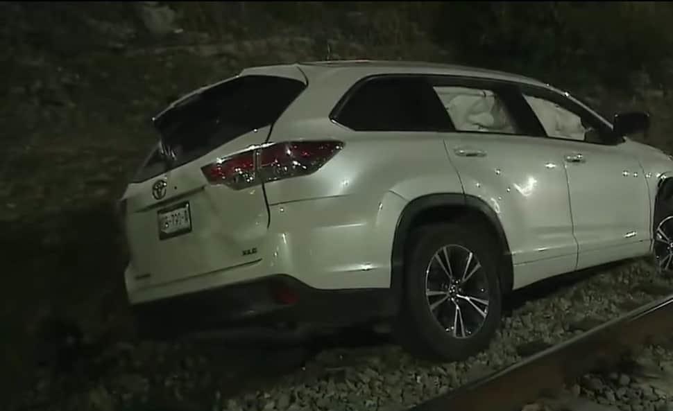 Cae camioneta a canalón en San Nicolás