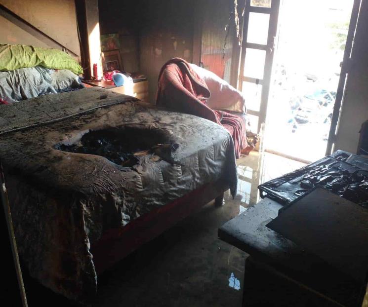 Acaba incendio con vivienda